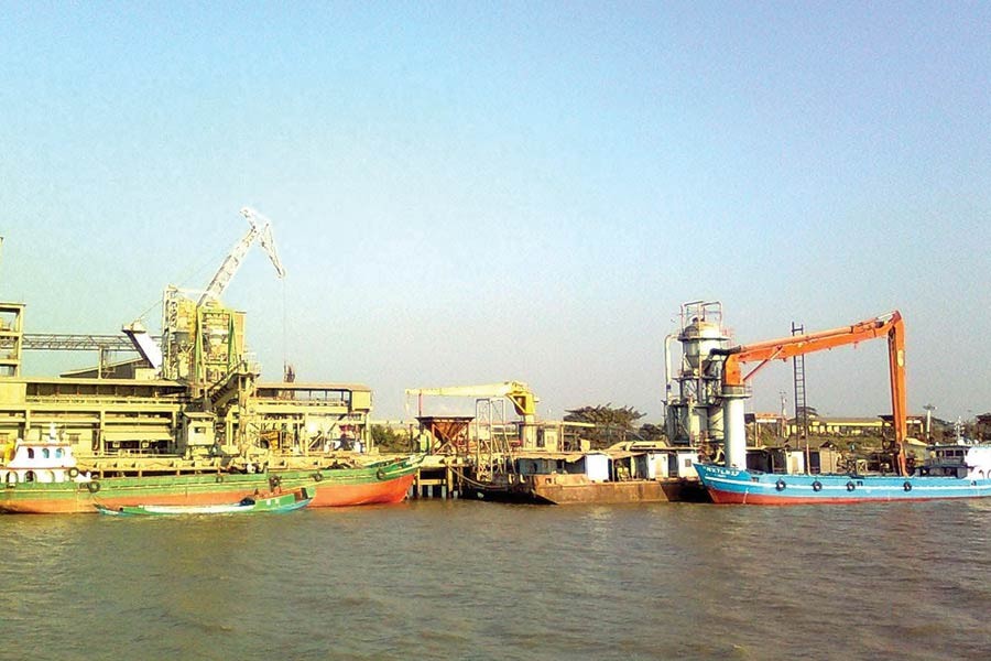 To ensure hassle-free cargo handling and exports, the Mongla Port Authority (MPA) under the Shipping Ministry has signed an agreement to procure a mobile harbour crane for the port to ease the port's container handling system - Apparel  Resources Bangladesh,  August 06, 2018.            — mapio.net