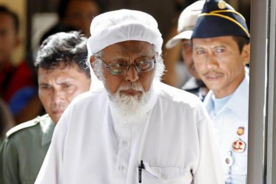 Indonesian radical Muslim cleric Abu Bakar Bashir entering a courtroom in Cilacap, Central Java province, on Jan 12, 2016 - Reuters file photo