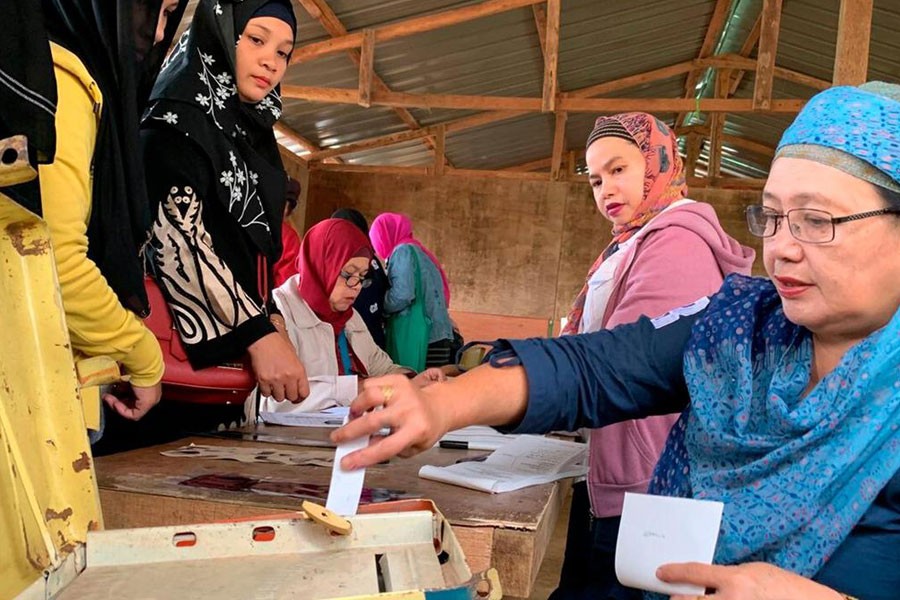 A Muslim woman casts her ballot in a referendum at the Marawi Sagonsongan elementary school-turned polling station in Marawi, Lanao del Sur province, southern Philippines, Monday, Jan 21, 2019 - AP