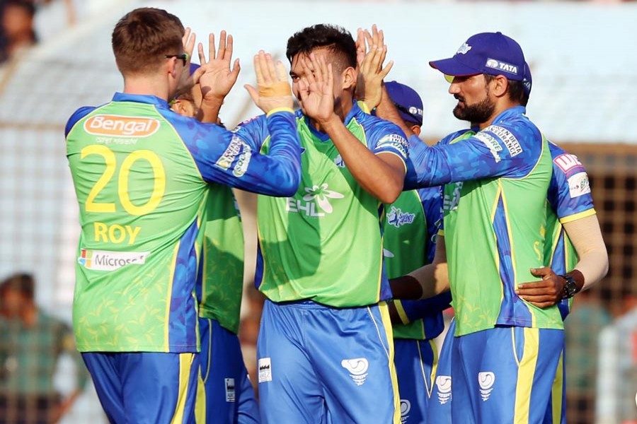 Sylhet Sixers’ Taskin Ahmed celebrating with his teammates after taking a wicket in a BPL match against Rajshahi Kings at Zahur Ahmed Chowdhury Stadium in Chattogram on Friday	— BCB