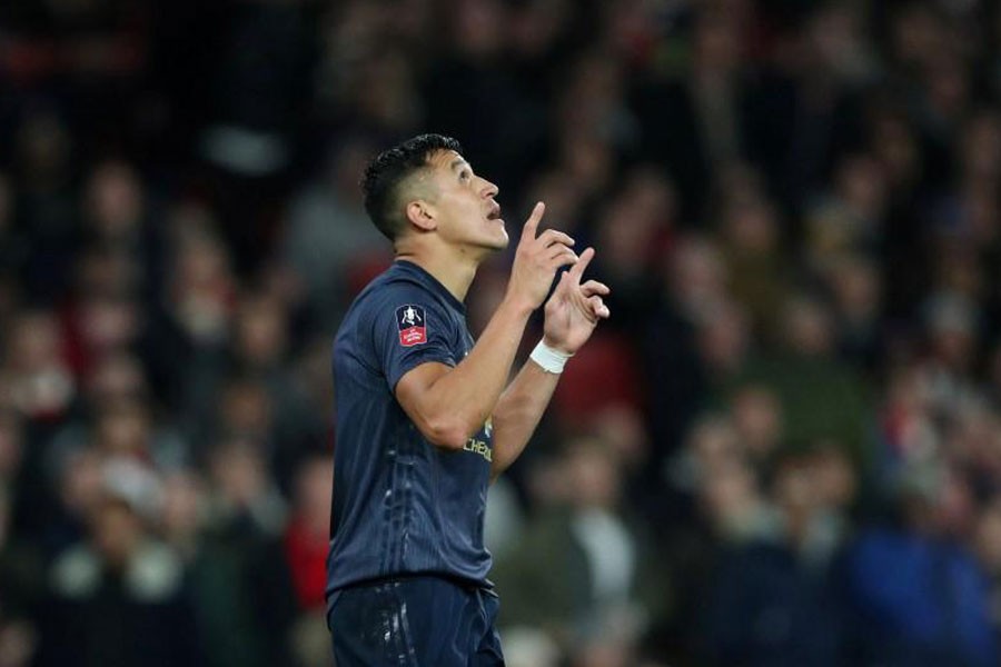 Soccer Football - FA Cup Fourth Round - Arsenal v Manchester United - Emirates Stadium, London, Britain - January 25, 2019 Manchester United's Alexis Sanchez celebrates scoring their first goal - REUTERS/Hannah McKay