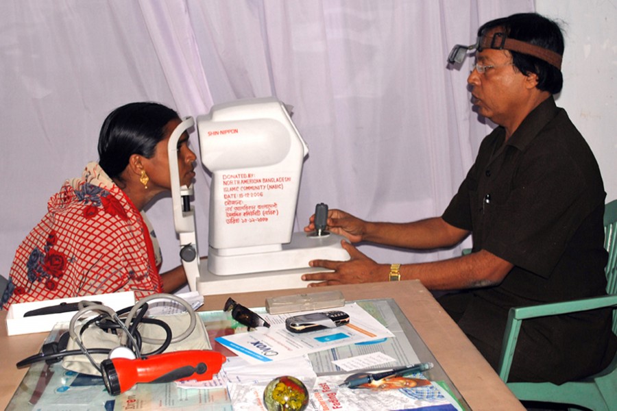 A doctor examining a patient. File photo (collected)