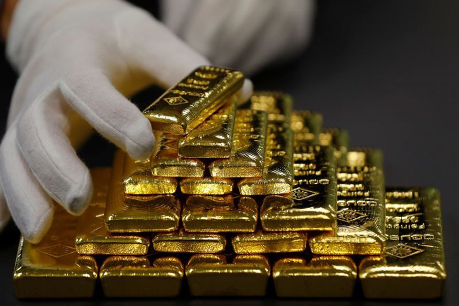 An employee sorts gold bars in the Austrian Gold and Silver Separating Plant 'Oegussa' in Vienna, Austria, December 15, 2017. Reuters/Files