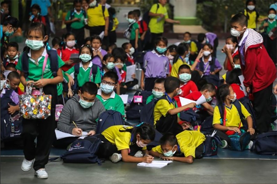 Student wear masks as they wait to be picked up, as classes in over 400 Bangkok schools have been cancelled due to worsening air pollution, at a public school in Bangkok, Thailand, January 30, 2019. Reuters photo