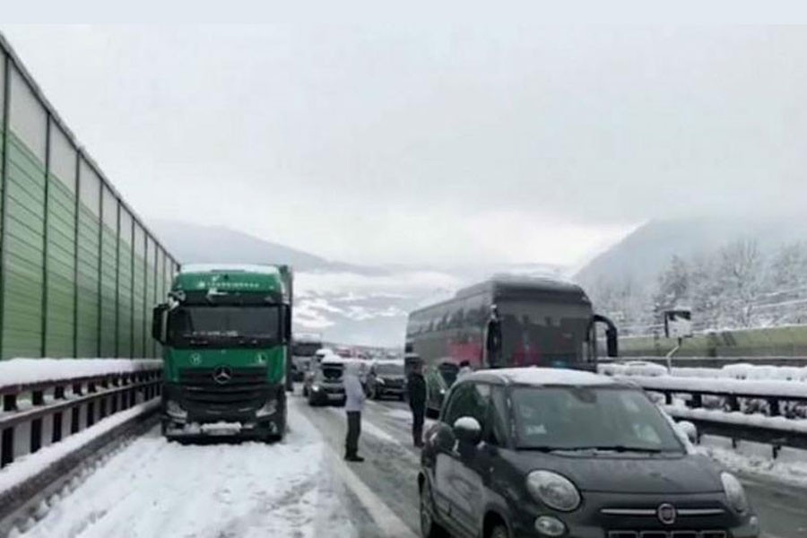 Snow traps thousands of cars on Italy motorway