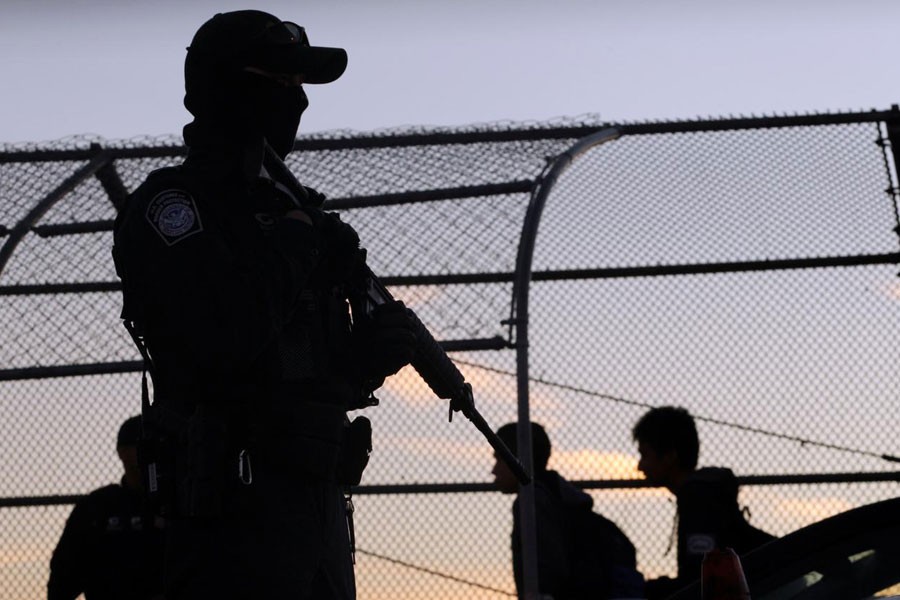 A US Custom and Border Protection agent guards one of the gates at the border on the international bridge between Mexico and the US in Ciudad Juarez, Mexico October 29, 2018 - REUTERS/Jose Luis Gonzalez