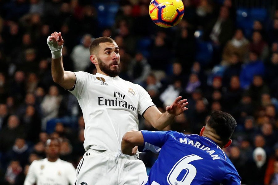 Soccer Football - La Liga Santander - Real Madrid v Deportivo Alaves - Santiago Bernabeu, Madrid, Spain - February 3, 2019 Real Madrid's Karim Benzema in action with Alaves' Guillermo Maripan - REUTERS/Juan Medina