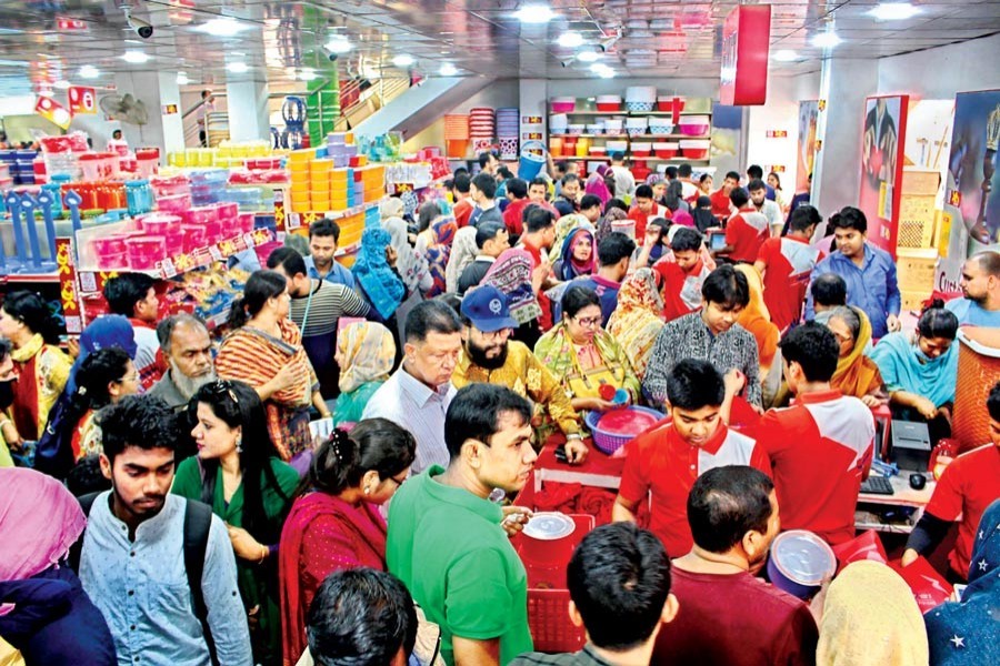 Buyers thronging a stall of Dhaka International Trade Fair (DITF) on Friday, the last weekly holiday before the month-long event concludes today (Saturday) — FE Photo