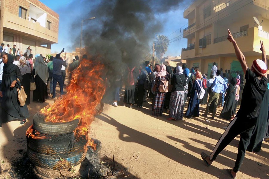 Sudanese demonstrators burn tyres as they participate in anti-government protests in Omdurman, Khartoum, Sudan January 20, 2019 - Reuters