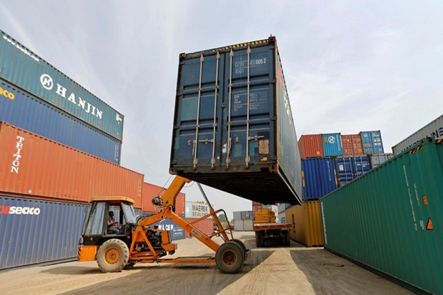 A mobile crane carries a container at Thar Dry Port in Sanand in the western state of Gujarat, India, Feb 13, 2017. Reuters/File Photo