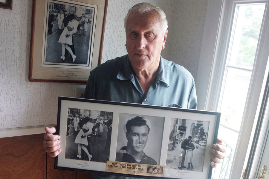 George Mendonsa in 2009, holding a copy of Alfred Eisenstadt’s iconic World War II photo. The image was widely believed to show Mr Mendonsa kissing Greta Zimmer Friedman, a dental assistant in a nurse’s uniform - Connie Grosch/AP