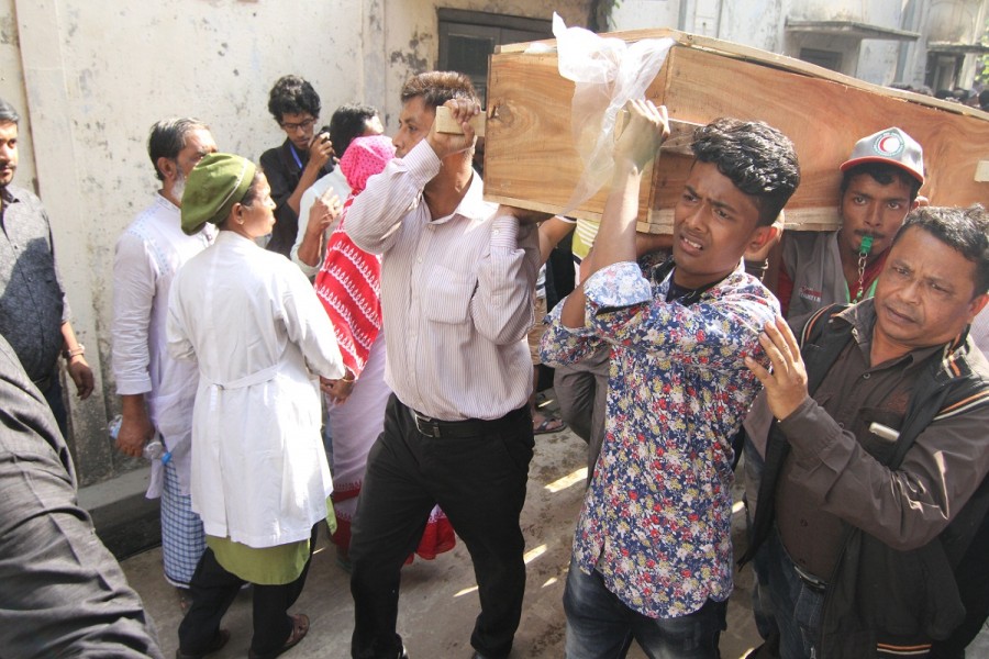 Relatives taking a Chawkbazar fire victim home in coffin for burial from Dhaka Medical College Hospital on Thursday - UNB