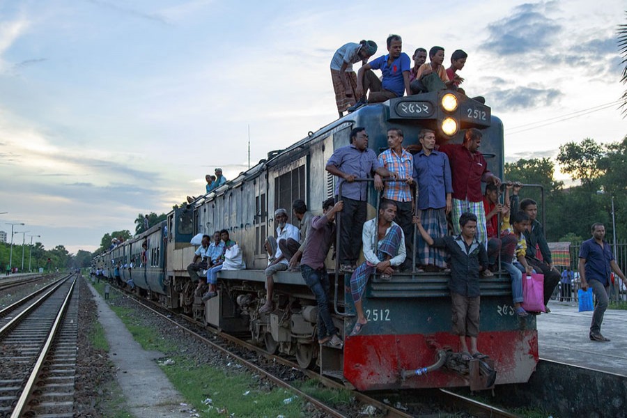 Passengers travelling recklessly on a intercity train. Photo: Collected