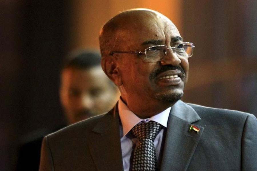 Sudan's President Omar al-Bashir waits to welcome Uganda's President Yoweri Museveni at Khartoum Airport September 15, 2015 - Reuters file photo