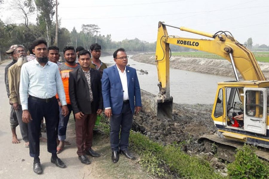 Officials of the Fisheries Department visiting the project site on the Mora Karotoa riverbed under Gobindaganj upazila in Gopalganj upazila   	— FE Photo
