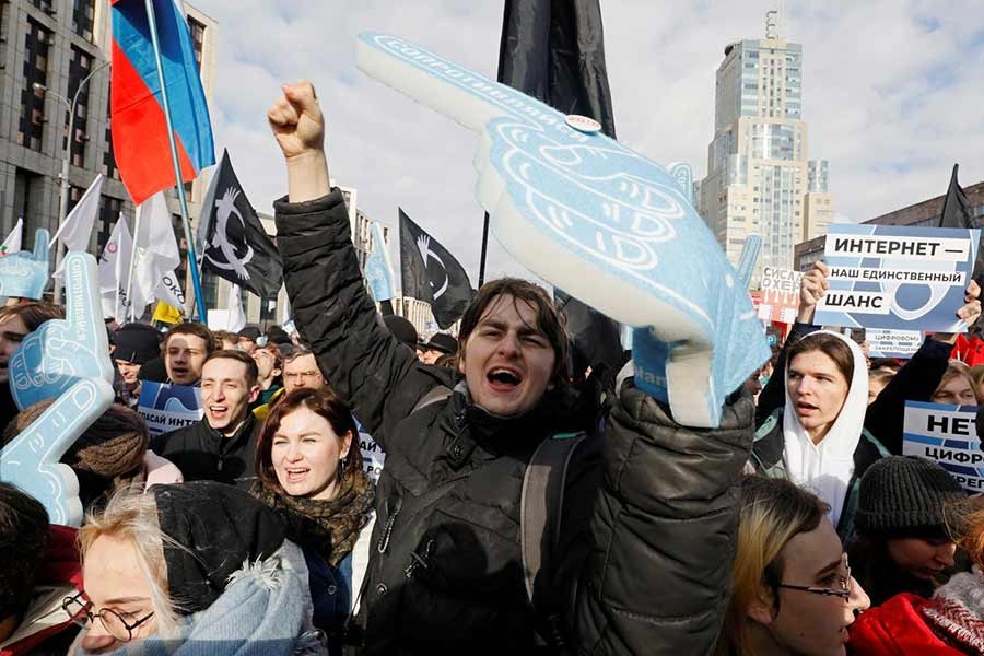 Thousands of Russians protest against internet restrictions