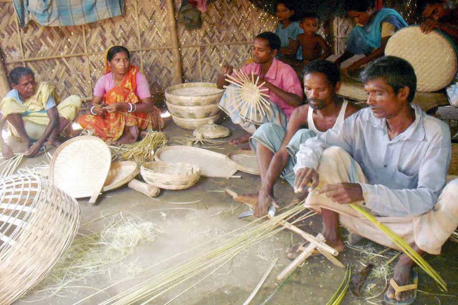 Artisans making different products from bamboo in Mahelipara village at Chatra union under Pirganj upazila in the district on Wednesday   	— FE Photo