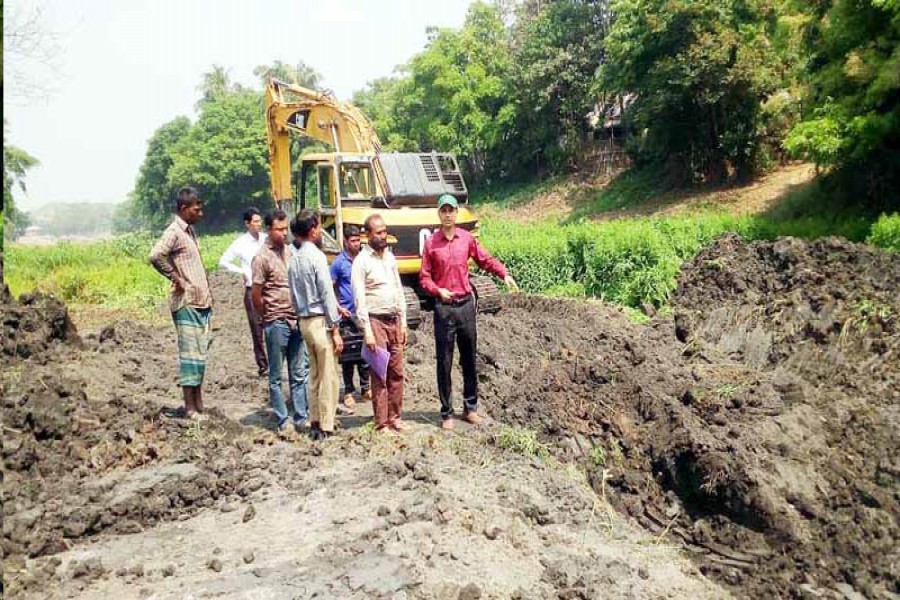 An official inspecting the Dhamalia Canal excavation work in Biswambharpur upazila under Sunamganj district      	— FE Photo