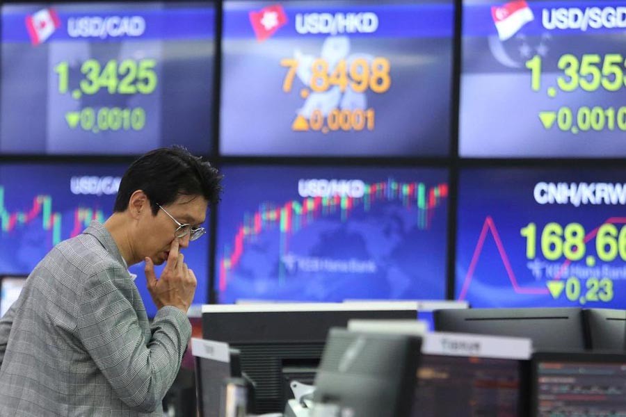 A currency trader watches monitors at the foreign exchange dealing room of the KEB Hana Bank headquarters in Seoul, South Korea, Friday, March 29, 2019 (AP Photo)