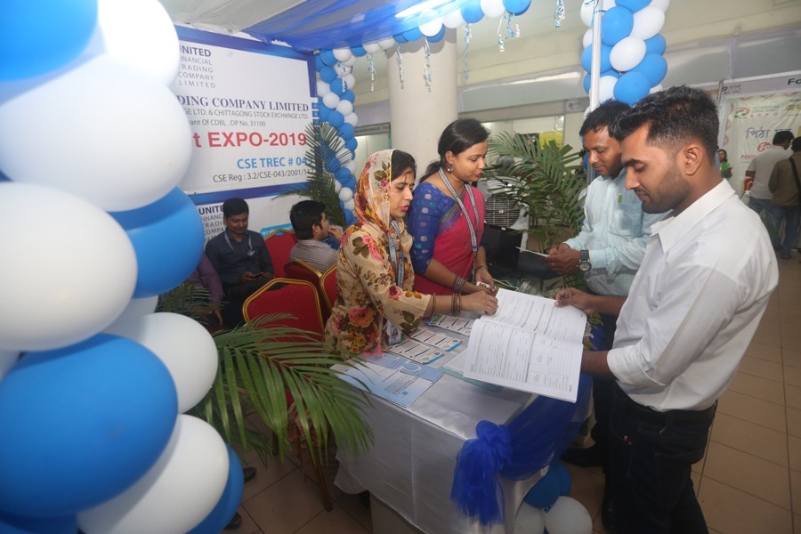 Visitors gather around a stall of a brokerage house at the Bangladesh Capital Market Expo-2019 at Shilpakala Academy in the city on Friday, the second day of the three-day event — FE Photo