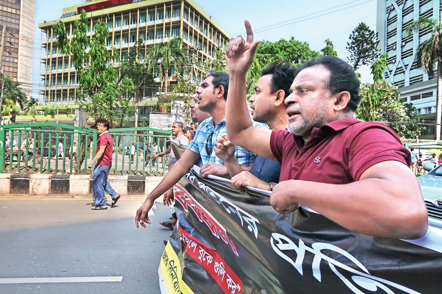 Retail investors staging a demonstration at Motijheel in the city on Tuesday, protesting against the continuous fall in stock prices    — FE photo by Shafiqul Alam