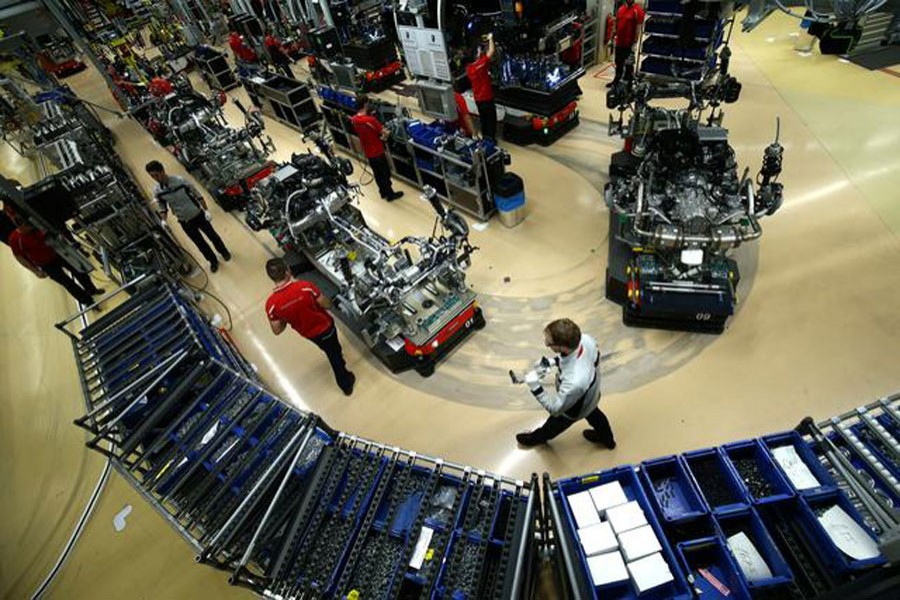 Employees of German car manufacturer Porsche assemble sports cars at the Porsche factory in Stuttgart-Zuffenhausen, Germany, February 19, 2019. Reuters/Files