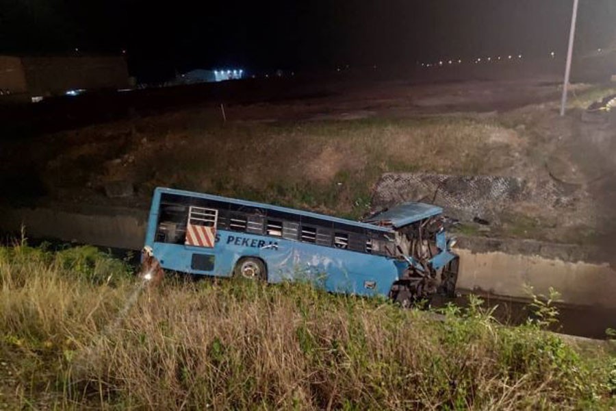 - A picture of the bus in the drain taken from the Info Kemalangan Jalan Raya (Road Accident Information) Facebook page