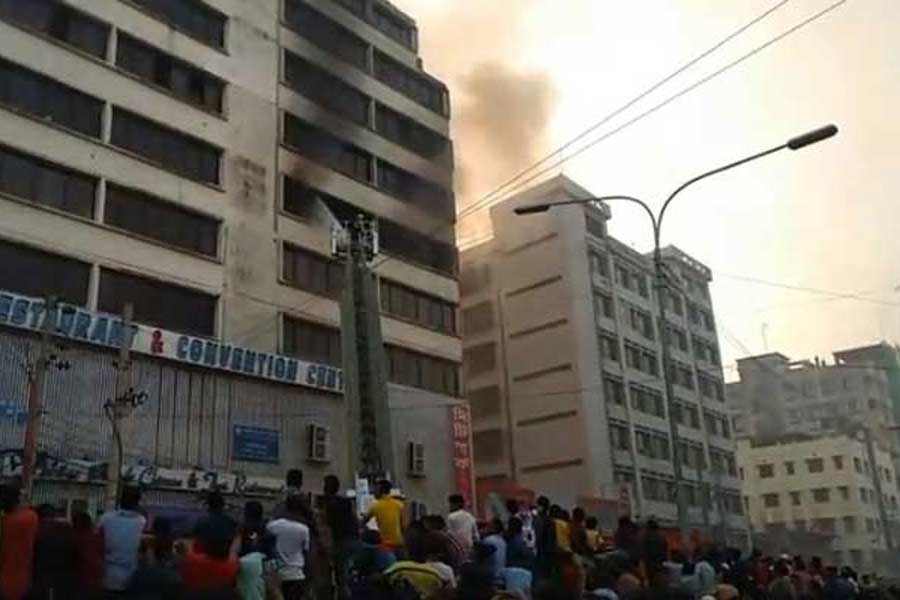 Mirpur building catches fire