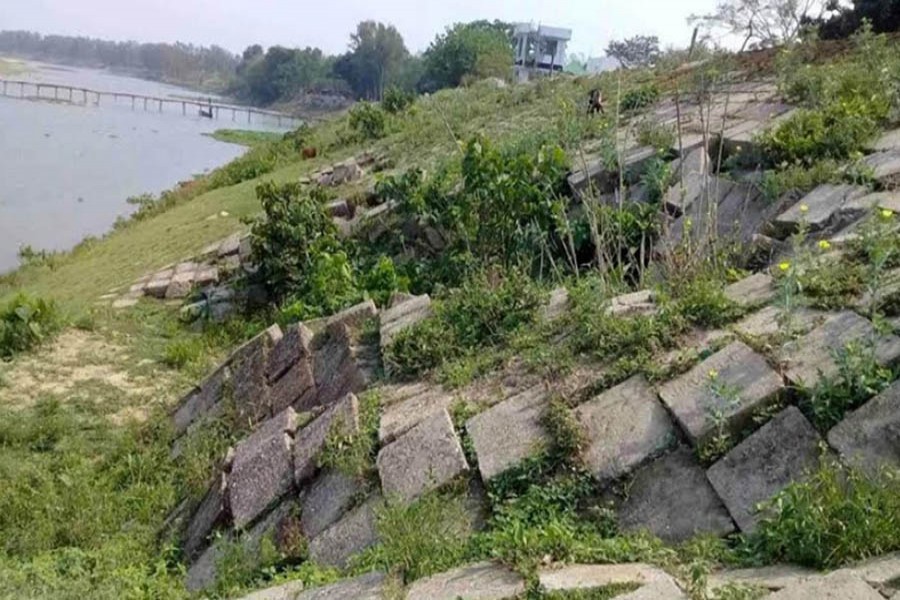 A partial view of the damaged embankment near the Atrai river under Mohadevpur upazila in Naogaon district 	— FE Photo