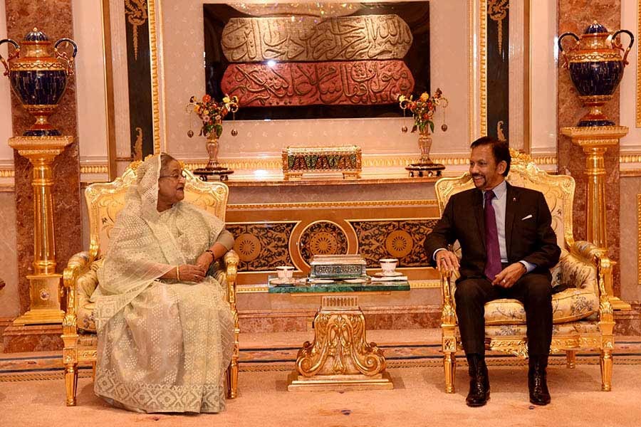 Prime Minister Sheikh Hasina holding meeting with Brunei Sultan Haji Hassanal Bolkiah at the official residence of the Sultan in Brunei Bandar Seri Begawan on Monday. -Focus Bangla Photo