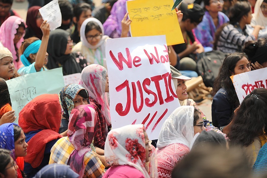 Students, in the wake of a BUP student's death, demonstrate in front of Bashundhara Residential Area's main gate on March 19 last to force the authorities accept their demands — FE/Files
