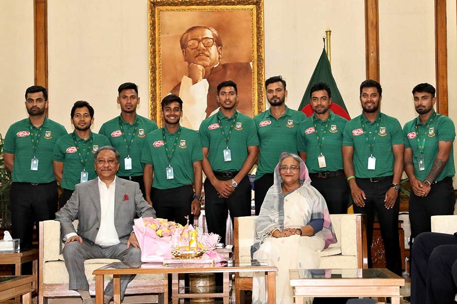 Play with confidence in WC, PM tells cricket team