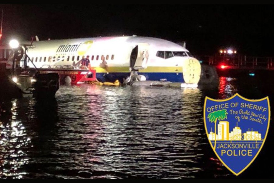 A Boeing 737 is seen in the St Johns River in Jacksonville, Florida, US, May 3, 2019 in this picture obtained from social media - JACKSONVILLE SHERIFF’S OFFICE /via REUTERS