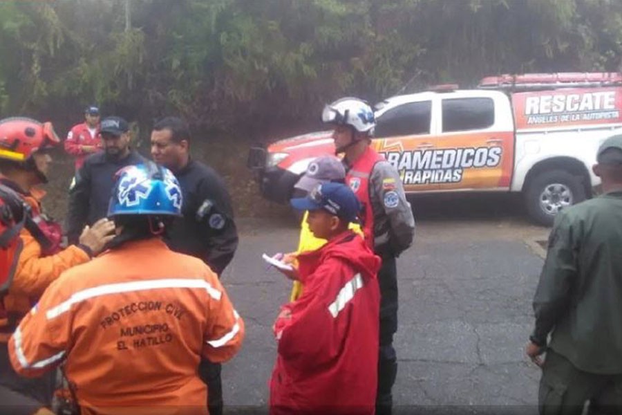 Rescue workers at the scene in EL Hatillo following the helicopter crash - Pic source: Twitter/VGRPC