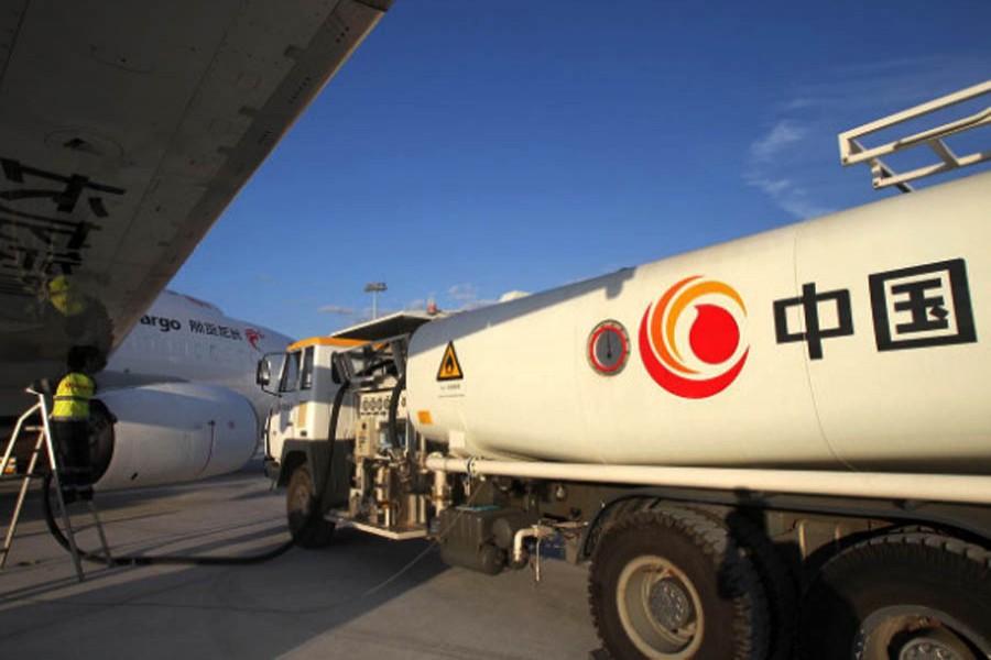 China to cut jet fuel prices to aid airlines, consumers