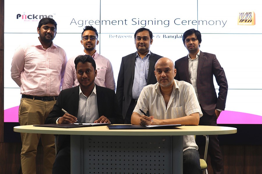 Qazi Urfi Ahmad, Brands and Communications Director, Banglalink (R) and Meskat Hossain Rakib, Director, Piickme sign the MoU on behalf of their respective organisations