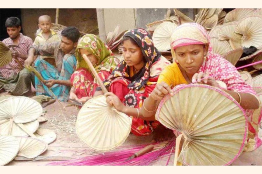 Village people making hand-fans in Bhalain village under Mohadevpur upazila of Naogaon on Thursday   	— FE Photo