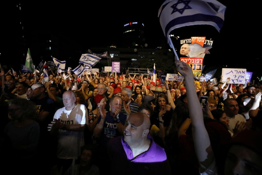 Israelis hold a demonstration against possible legislation reigning in the supreme court which could grant Prime Minister Benjamin Netanyahu immunity from prosecution if he faces corruption charges, in Tel Aviv, Israel May 25, 2019 - REUTERS/Ammar Awad