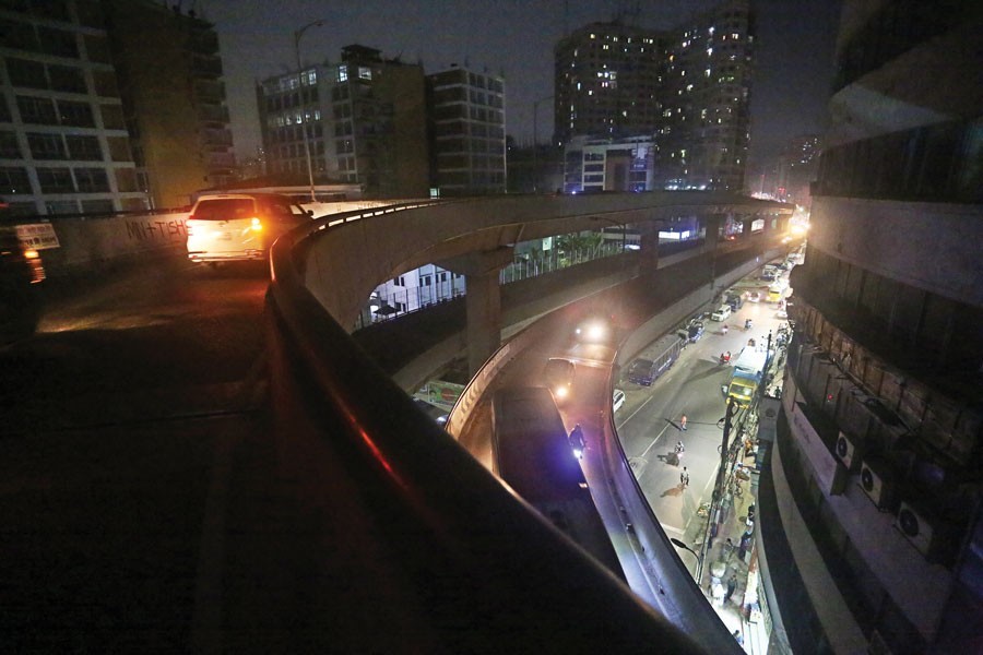 The Moghbazar-Mouchak flyover enveloped by darkness recently in the absence of adequate lights — FE photo by KAZ Sumon