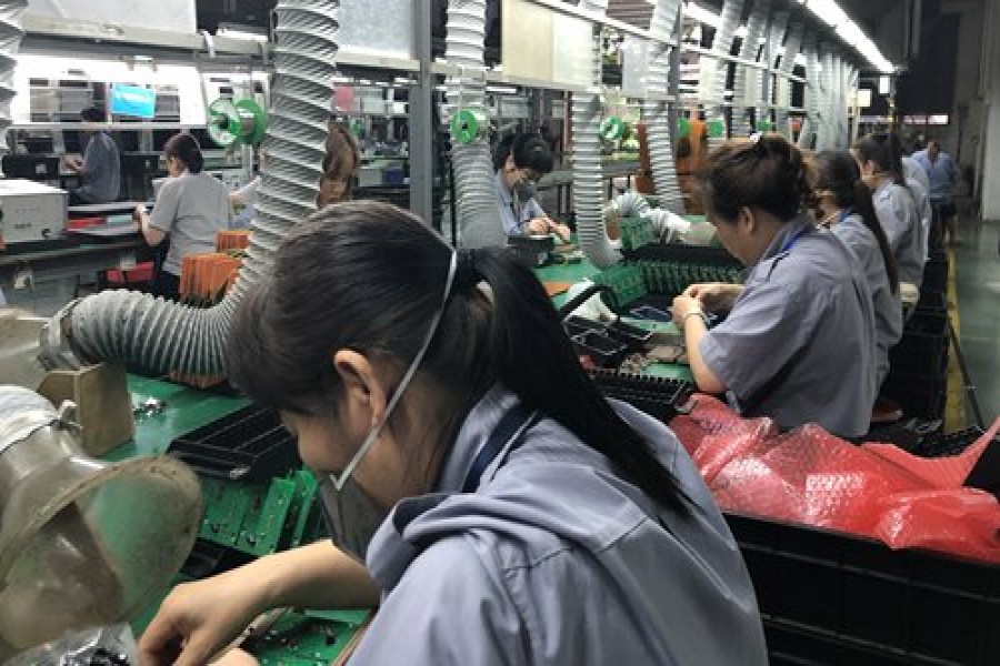 Workers assemble electric wires at Zhongyuan Creative in Foshan, South China's Guangdong Province on Friday. The firm's chairman told the Global Times that the tariff spat with the US reminded the company that "it's time to reform and change" in order to become more competitive.