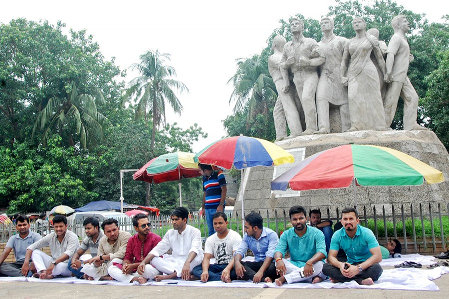 A group of Bangladesh Chhatra League (BCL) leaders, who were allegedly overlooked for posts in the central committee of the ruling party’s student wing, seen in a sit-in protest in front of Raju Sculpture in Dhaka University — Focus Bangla file photo