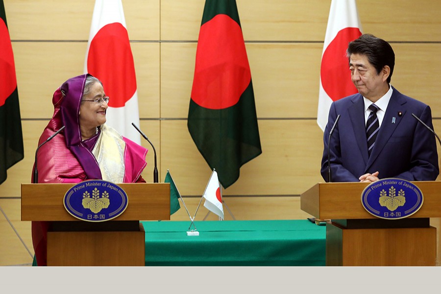 Prime Minister Sheikh Hasina and her Japanese counterpart Shinzo Abe at a joint press conference at the latter's office in Tokyo on Wednesday — Focus Bangla photo