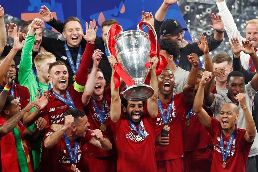 Champions League Final - Tottenham Hotspur v Liverpool - Wanda Metropolitano, Madrid, Spain - June 1, 2019 Liverpool's Mohamed Salah lifts the trophy as they celebrate winning the Champtions League - REUTERS/Sergio Perez