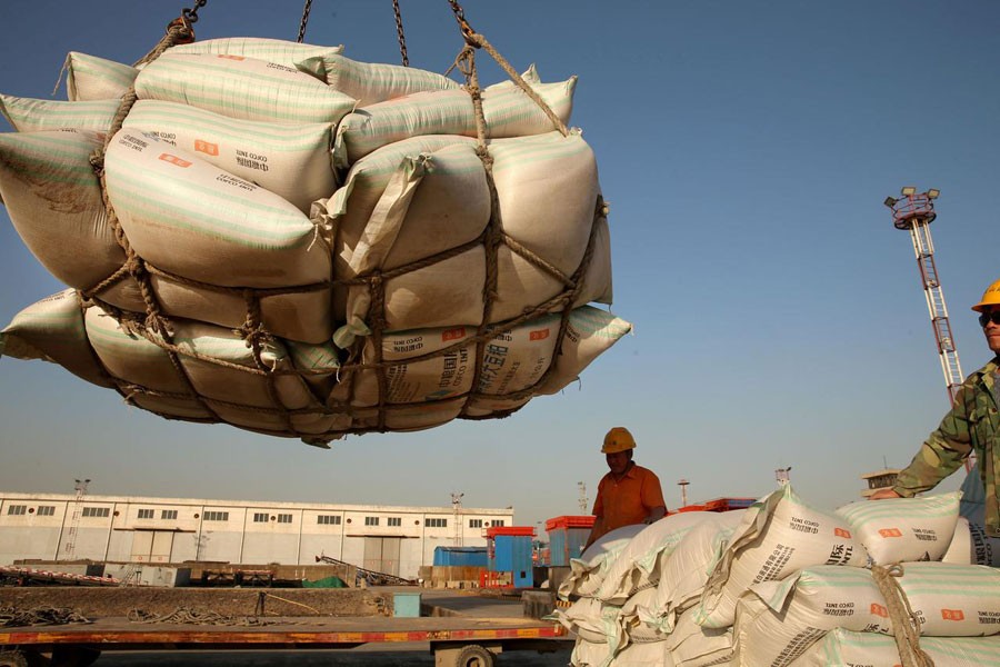 Workers transport imported soybean products at a port in Nantong, Jiangsu province, Chin,a April 9, 2018. Reuters/stringer/File Photo