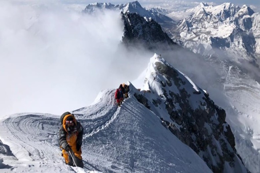 Nepal  to limit Everest access