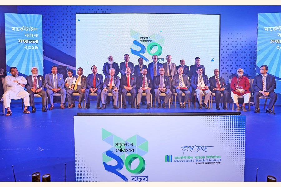 Recipients of the 'Mercantile Bank Sommanona-2019' and 'MBL Young Bankers' Appreciation Award-2019' posing with Governor of Bangladesh Bank Fazle Kabir, Mercantile Bank Chairman AKM Shaheed Reza, Vice Chairmen Md Abdul Hannan and ASM Feroz Alam and other guests at the award giving ceremony at a city hotel on Monday — FE Photo