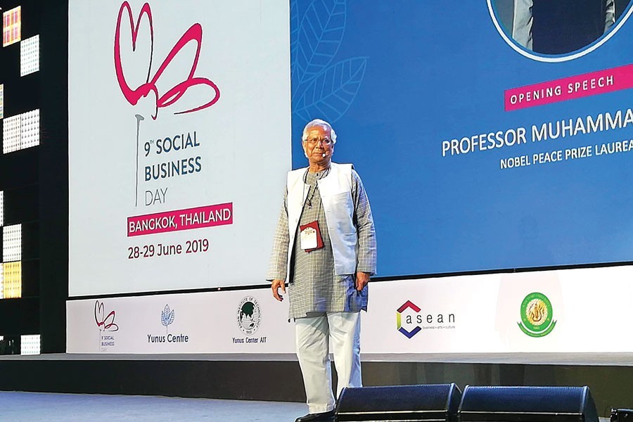Professor Muhammad Yunus addressing the opening session of 9th Social Business Day in Bangkok on Friday— FE Photo