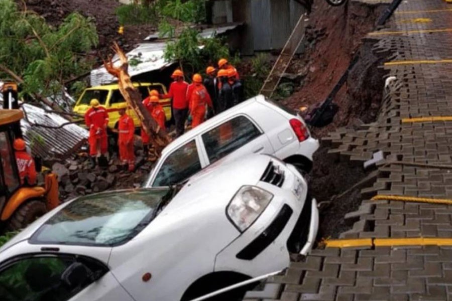 At least 16 people died after a wall collapsed in Pune's Kondhwa area - Photo: UNB/Collected