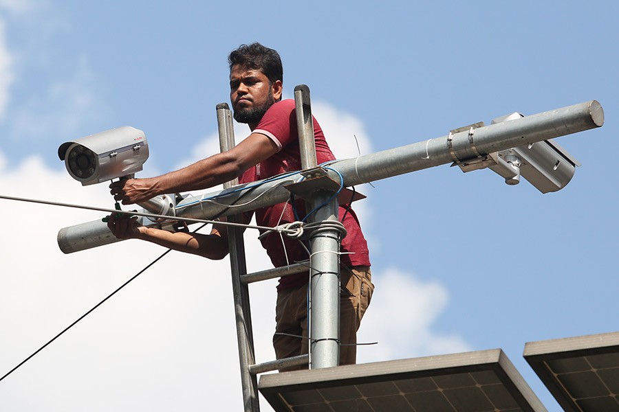 Dhaka Metropolitan Police (DMP) installing wireless close-circuit television (CCTV) cameras at different points in the city to bring the entire Dhaka city under video surveillance. The photo was taken from High Court area on June 24 this year. —FE Photo