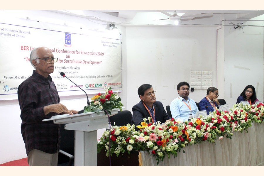 Renowned economist Dr Wahiduddin Mahmud speaking at a session of the BER conference on the DU campus on Sunday. Among others, Dr Shamsul Alam, a member of the Planning Commission, was present — FE photo